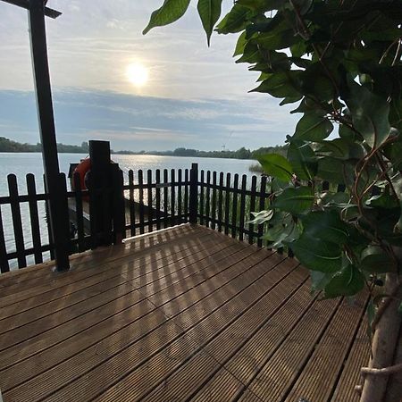 Lodge On The Lake At Lakeside Holiday Park Chichester Kültér fotó